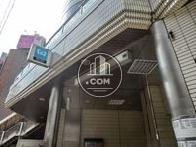 ビル目の前には駅があります
