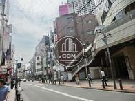 広々とした道路が目の前にあります