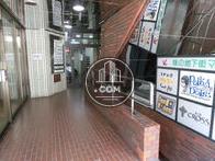 アプローチが長いエントランスです