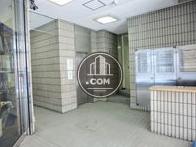 エントランスは二つのフロアに区分けされています