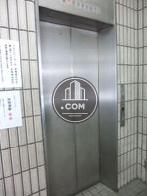 メタリックなエレベーターです