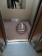 エレベーター内部