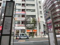 向い側にバス停あります