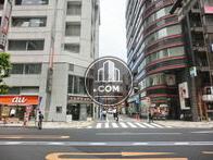三面が通りに面しています