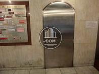 エレベーター隣に外階段へのドアがあります