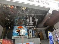 玄関脇の1・2階の店舗です