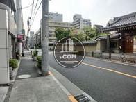 人通りは少ないですが車の通りは結構あります