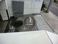 通りから駐車場へ入れます
