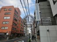 オフィスとマンションが混在しています