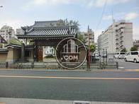 正面はお寺で見通しがよいです