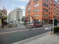 正面に大きな駐車場があります