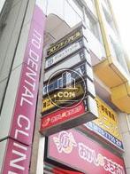 駅前を行き来する人々への広告力として設置された袖看板