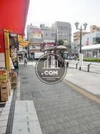 駅前のバスロータリーが見えます