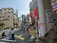駅前の活気あふれるエリアです