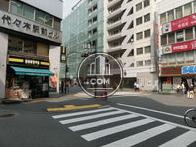 建物目の前にある横断歩道です