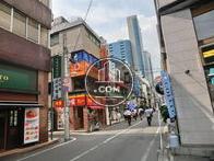 さまざまな飲食店が建ち並びます