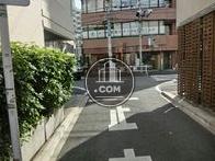T字路の角の立地です
