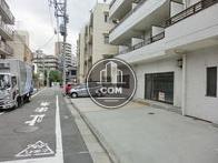 東側道路です。この先は目黒川に出ます