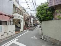 西向きに撮影。この先は大通りに出ます