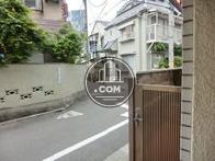 目の前に細い路地があります