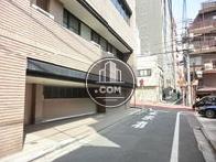 背面側にあるので車を入れやすいです