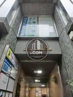 吹抜けとなっており、表札が出ています