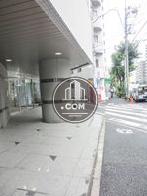 大きな円柱が目印です