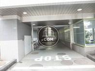 歩道に面して駐車場があります