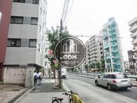 通り沿いにはビルが多数並びます