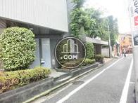 側面は路地に面しています