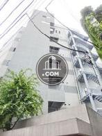 側面にバルコニーと階段が設置されています