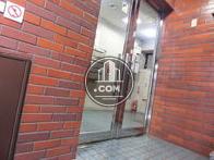 両開きのガラス扉で間口が広いです