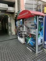 入口にタバコの自動販売機がございます