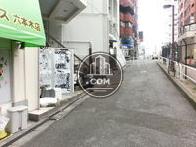 前面の歩道です