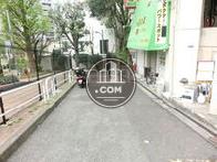 前面の歩道です