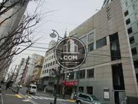 なだらかな坂道沿いに建っています