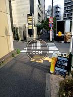 建物前の歩道