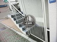 入口側に外階段があります