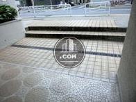玄関から前の通りの視点