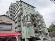 奥行きもあり大きな建物です