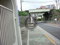 ビルから高架側の光景