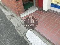 スロープの固定された玄関周りの床面