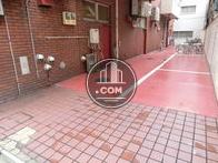 背面エリアに設けらえた駐車場と駐輪場