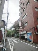 隣接する側道奥からの景観