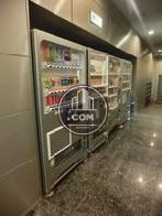 通路口には自動販売機が設置されています