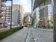 ビル脇をまっすぐ進むと駅方面に行けます