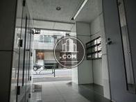 エントランスまで、３ｍほどのアプローチがあります