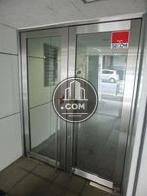 全面ガラスのドアを採用