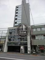 周辺の建物の中でも目を引くデザインです