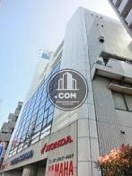 センターがガラス張りの建物

